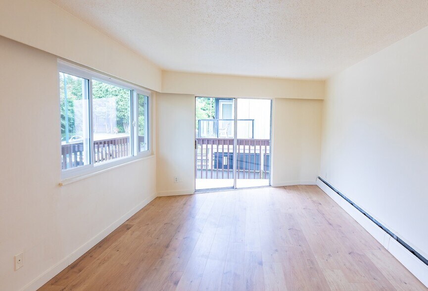 2178 Triumph St, Vancouver, BC à vendre - Photo intérieure - Image 3 de 4