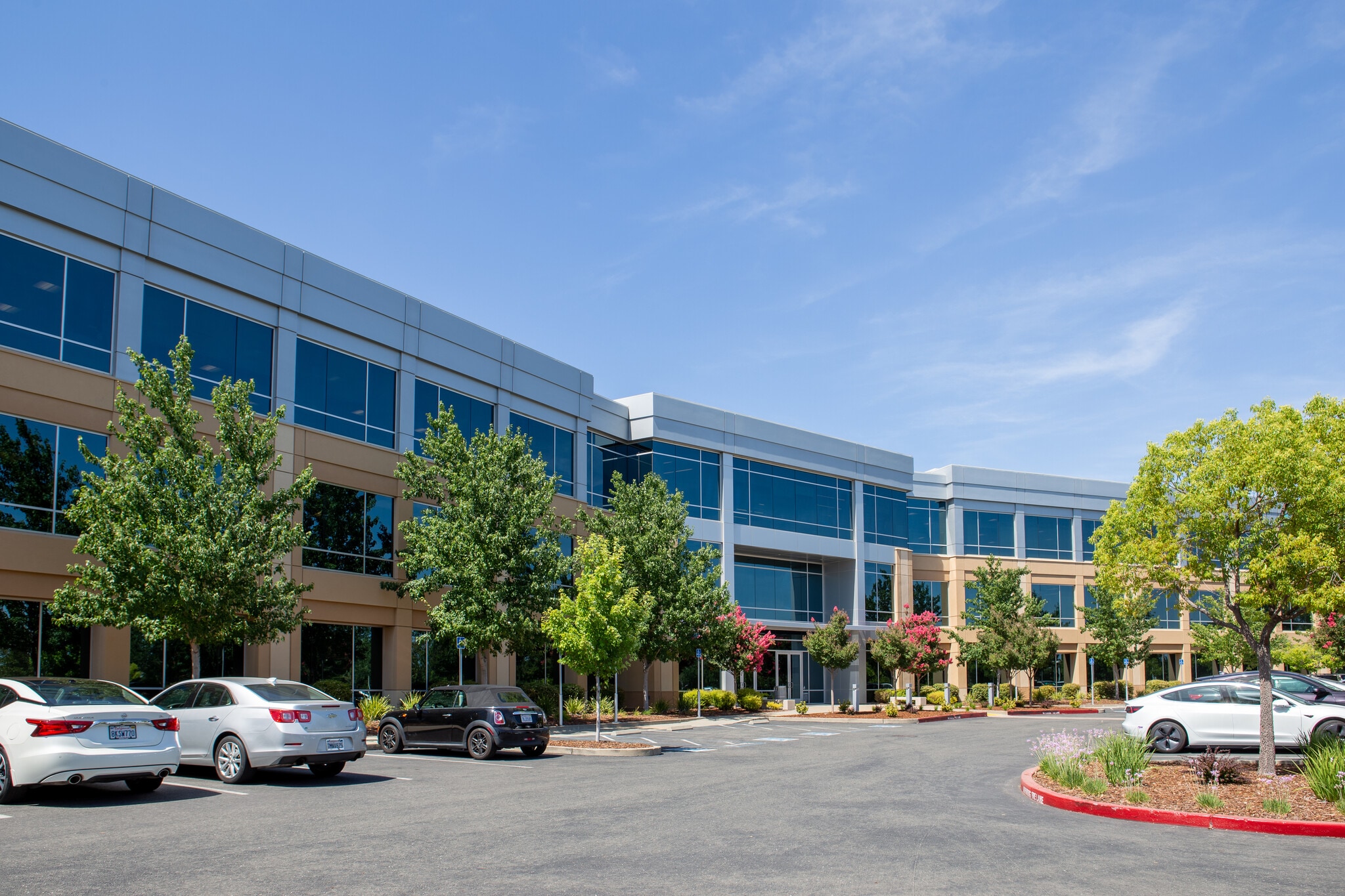 6020 W Oaks Blvd, Rocklin, CA à louer Photo du bâtiment- Image 1 de 14