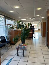 Retail in Monteux for lease Interior Photo- Image 2 of 7
