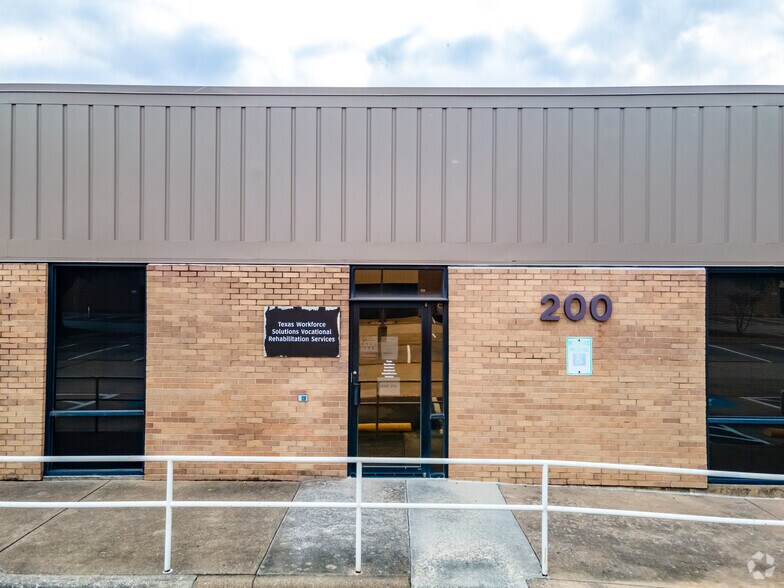 520 Central Pky E, Plano, TX à louer - Photo du bâtiment - Image 3 de 7
