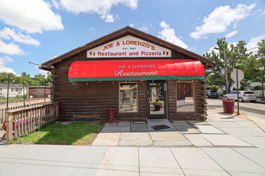 121 Main Ave, Hawley, PA for sale - Primary Photo - Image 1 of 57