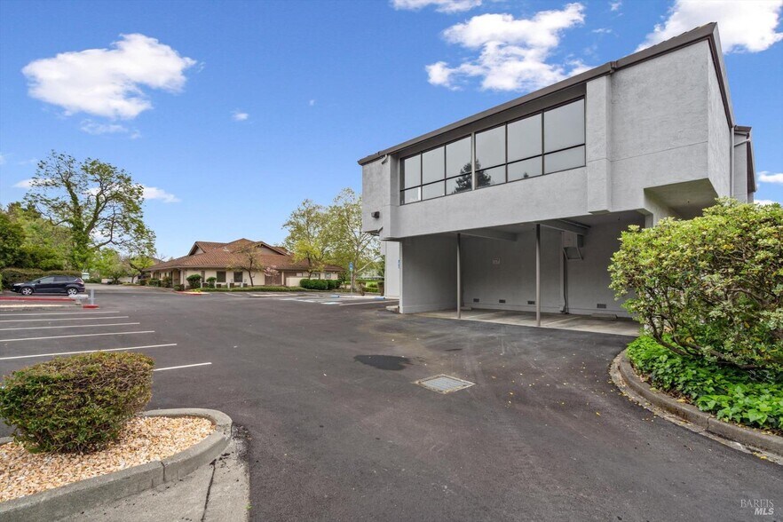 1370 Medical Center Dr, Rohnert Park, CA à vendre - Photo du bâtiment - Image 3 de 33