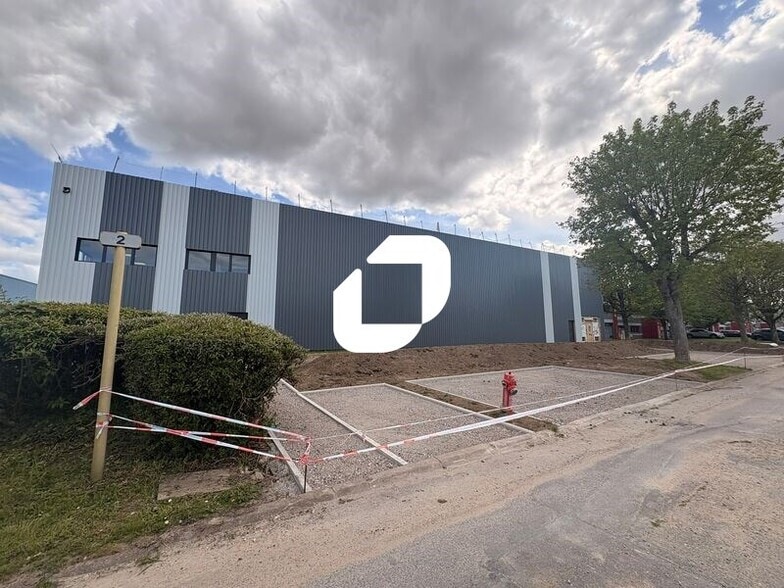 1 Rue Jacques De Vaucansson, Saint-Ouen-l'Aumône à louer - Photo du bâtiment - Image 2 de 24