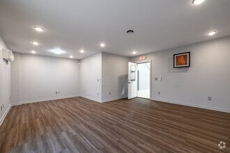 190 Center St, New Braunfels, TX for lease Interior Photo- Image 2 of 16