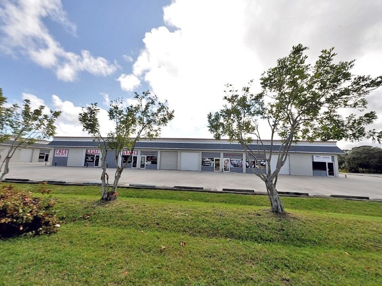 1532 SE Village Green Dr, Port Saint Lucie, FL for lease - Building Photo - Image 1 of 6
