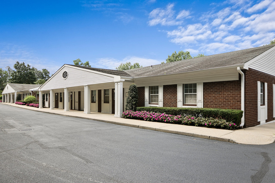 329 Middle Country Rd, Smithtown, NY for lease - Building Photo - Image 3 of 7