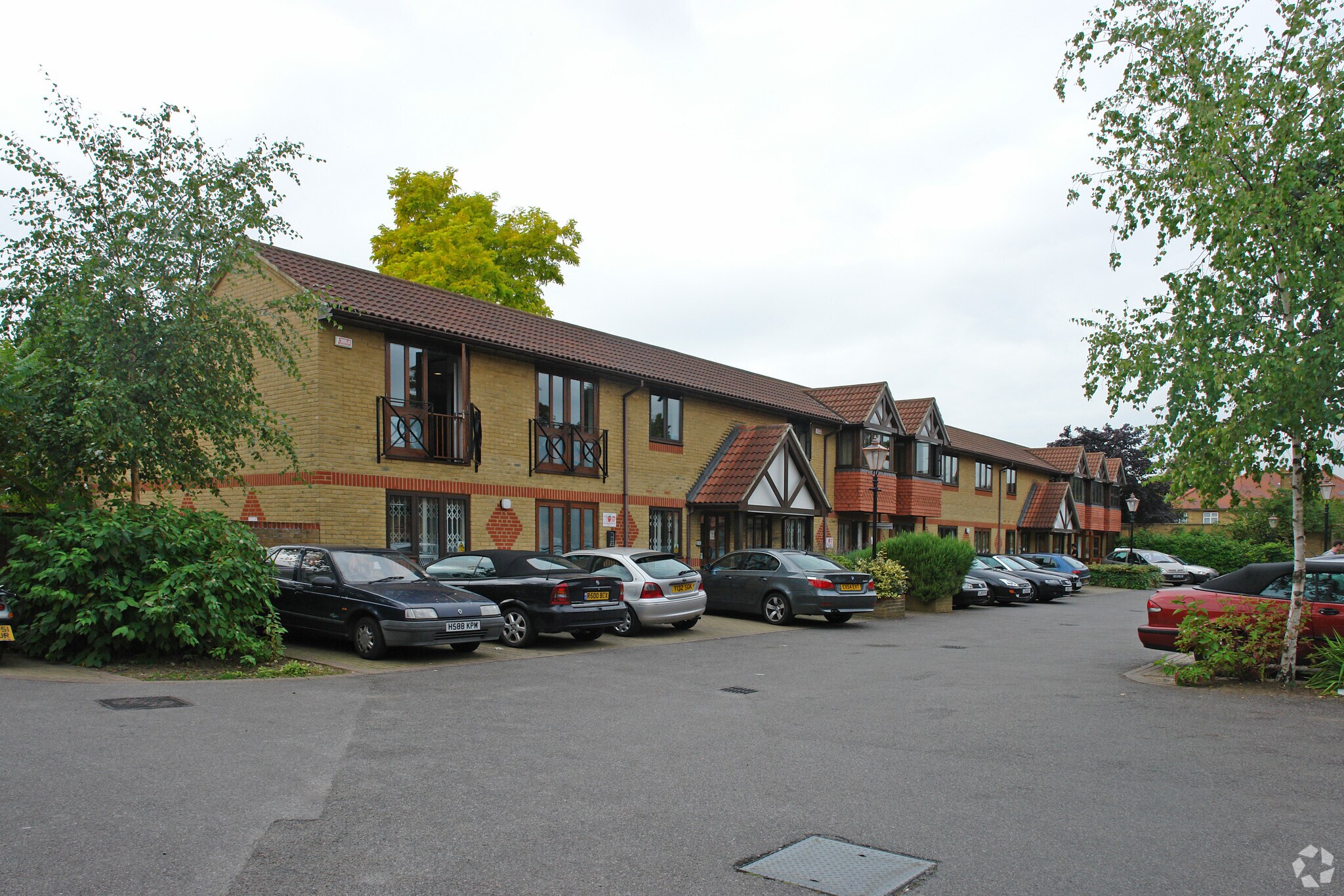 221 High St, Hampton à louer Photo principale- Image 1 de 2