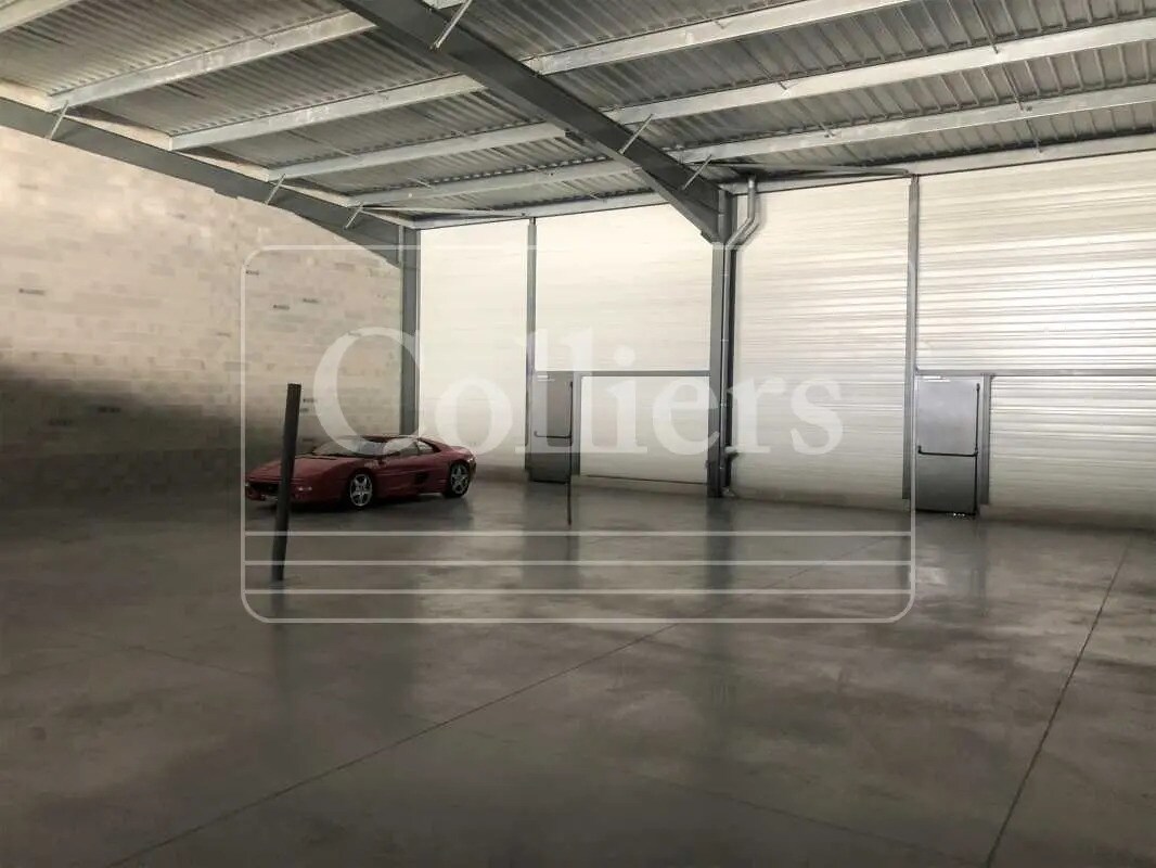 Flex in Éguilles for lease Interior Photo- Image 1 of 5