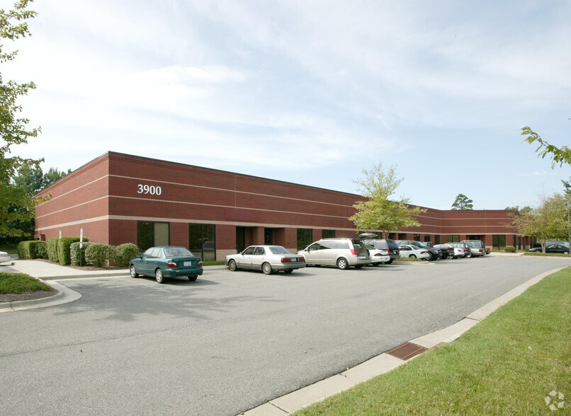 3900 Westpoint Blvd, Winston-Salem, NC à louer - Photo du bâtiment - Image 2 de 3
