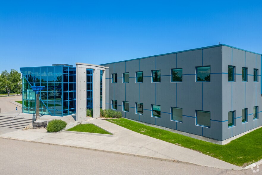 1120 68th Ave NE, Calgary, AB à louer - Photo du bâtiment - Image 2 de 14