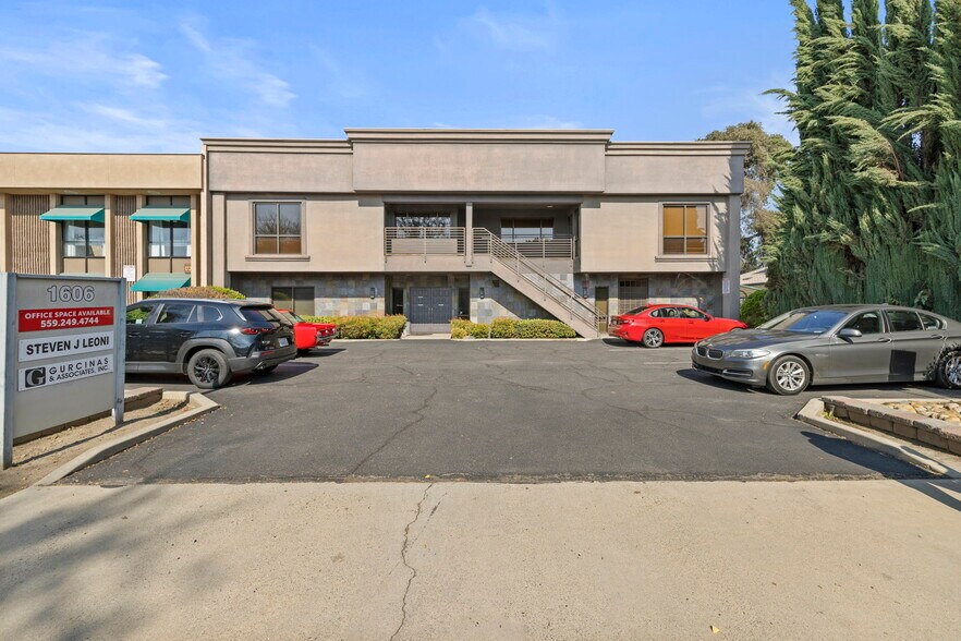 1606 W Mineral King Ave, Visalia, CA à vendre - Photo principale - Image 1 de 47