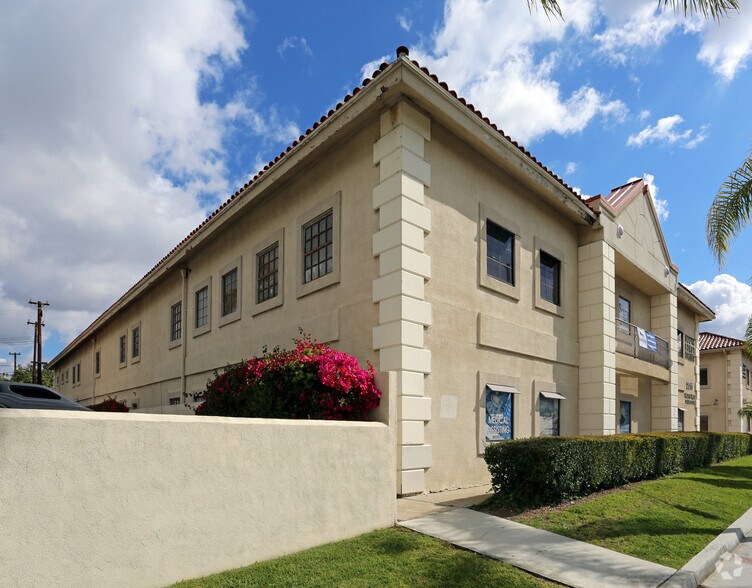 2011 W Chapman Ave, Orange, CA à vendre - Photo du bâtiment - Image 2 de 5