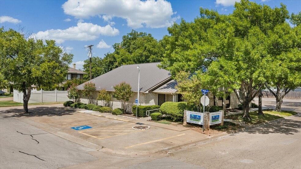 310 W Bluff St, Granbury, TX for sale - Primary Photo - Image 1 of 56