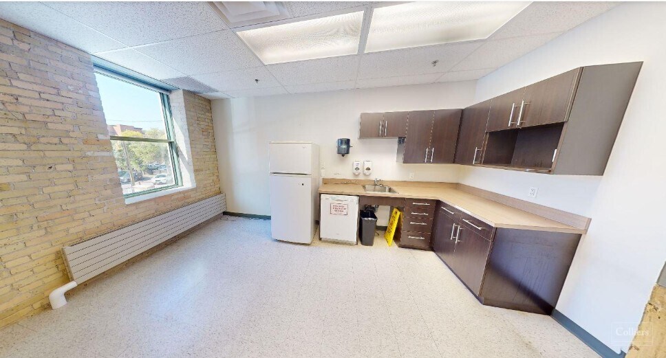 111 Lombard Ave, Winnipeg, MB for lease - Interior Photo - Image 2 of 7