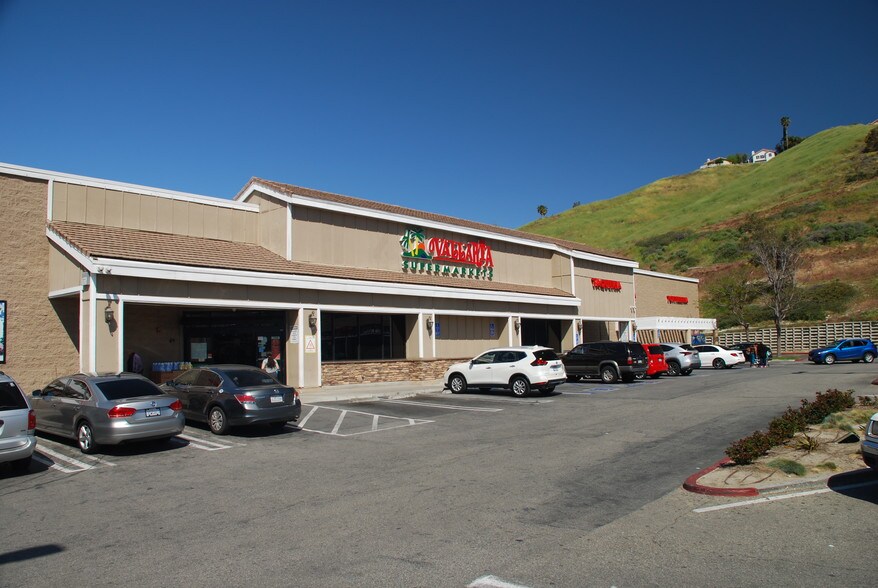 18505-18571 Soledad Canyon Rd, Canyon Country, CA à louer - Photo du bâtiment - Image 2 de 7