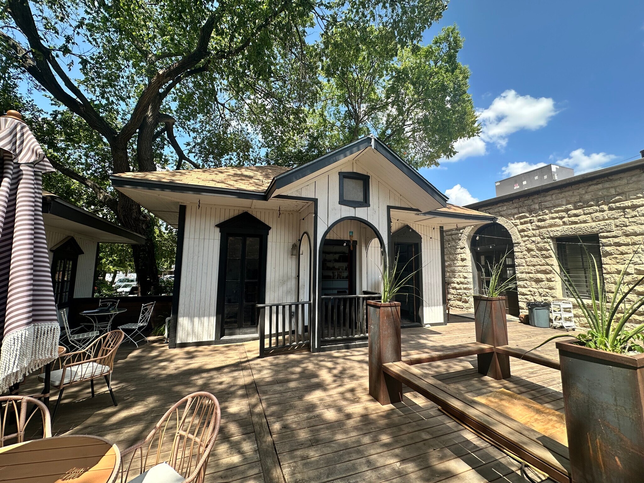 200 N Main St, Buda, TX à louer Photo du bâtiment- Image 1 de 11