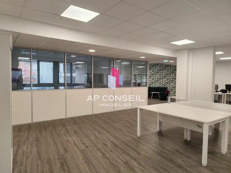 Bureau dans Montigny-le-Bretonneux à louer - Photo intérieure - Image 3 de 6