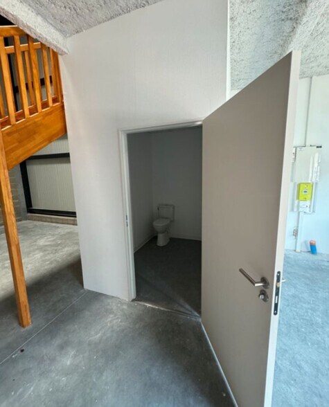 Flex in Le Haillan for lease - Building Photo - Image 3 of 3