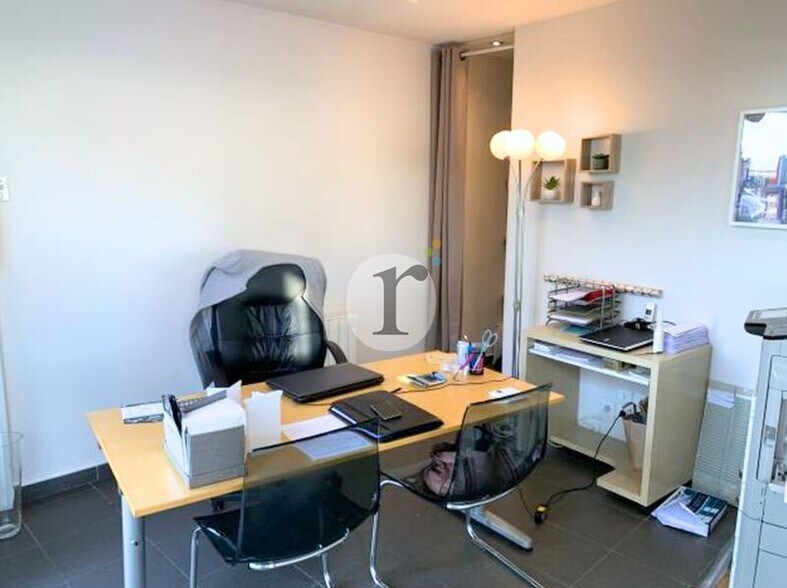 Retail in Pérenchies for lease - Interior Photo - Image 2 of 3