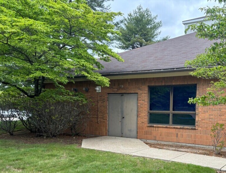 58 Old Quaker Ln, West Warwick, RI à vendre - Photo du bâtiment - Image 3 de 7