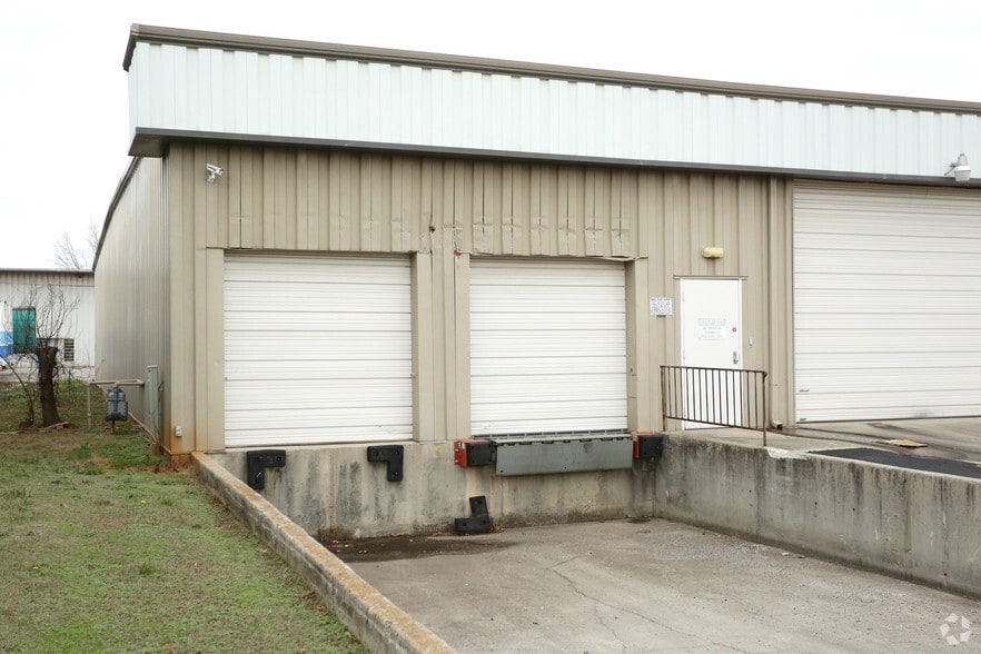 4820 Commercial Dr, Huntsville, AL for sale - Building Photo - Image 3 of 27
