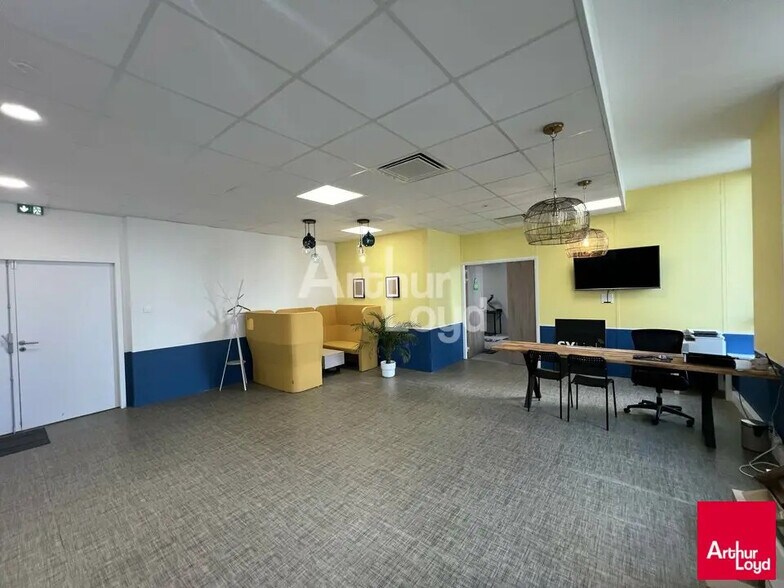 Bureau dans Saint-Jacques-de-la-Lande à louer - Photo du bâtiment - Image 2 de 6