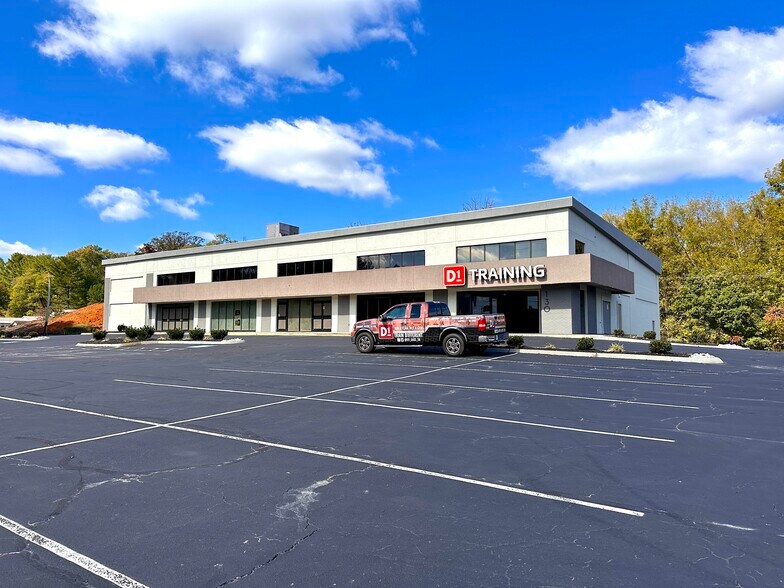 130 W Springbrook Dr, Johnson City, TN à louer - Photo du bâtiment - Image 2 de 6