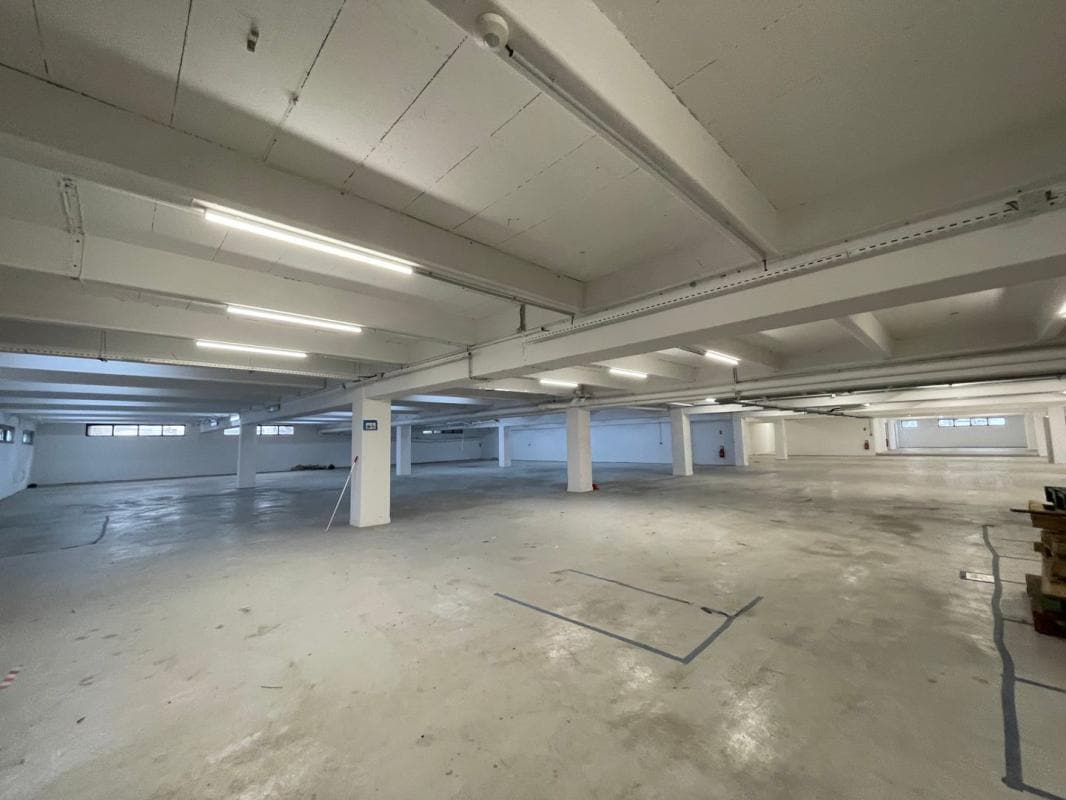 Industrial in Créteil for lease Interior Photo- Image 1 of 4