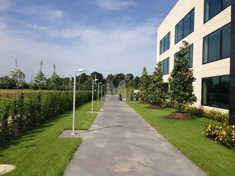 Bureau dans Lieusaint à louer - Photo du bâtiment - Image 3 de 4