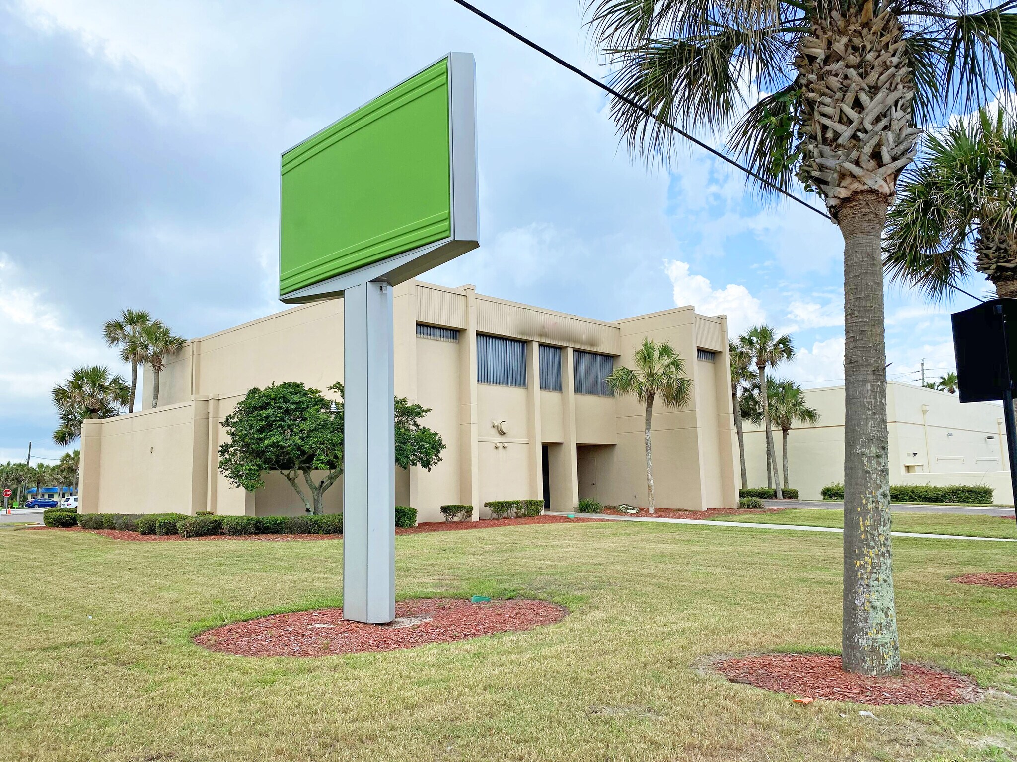 1300 S Atlantic Ave, New Smyrna Beach, FL à vendre Photo du bâtiment- Image 1 de 19