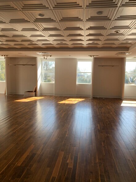 20 Main St, East Hampton, NY for lease - Interior Photo - Image 2 of 6