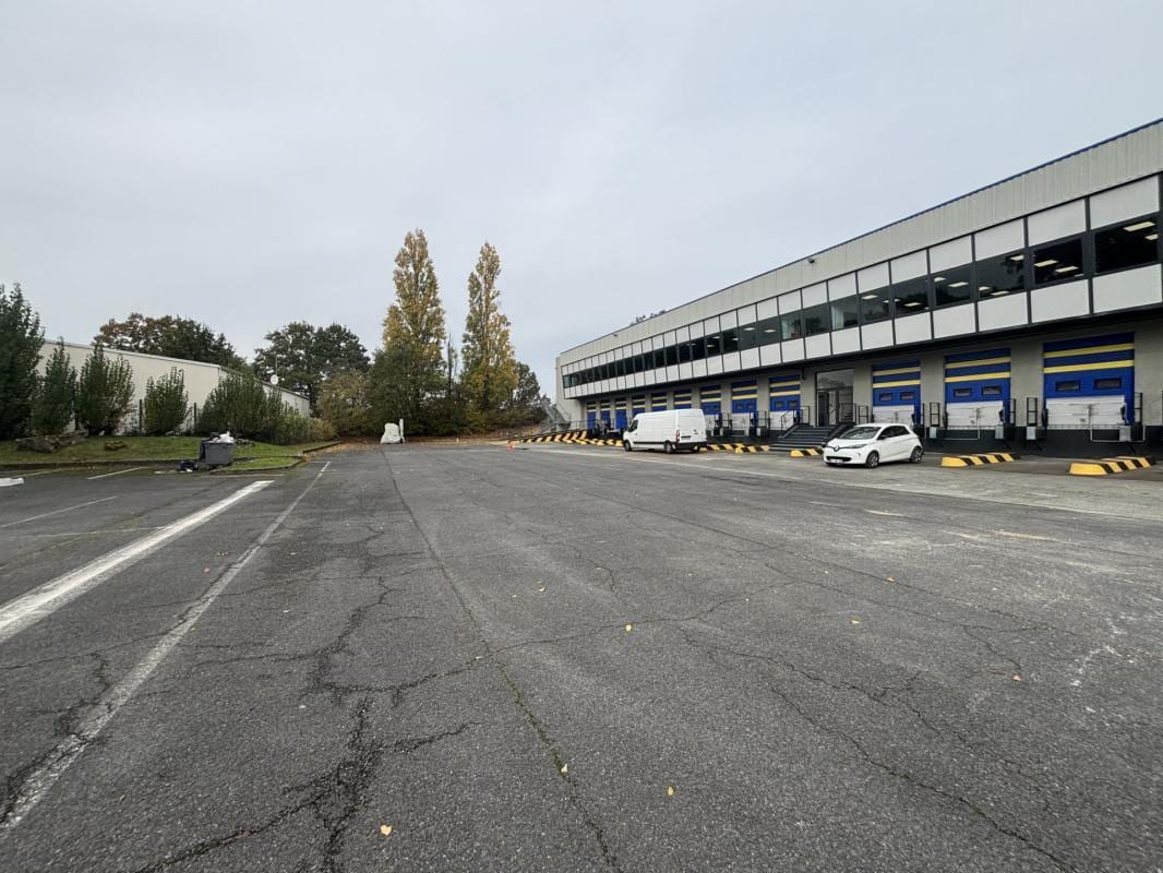 Industrial in Saint-Witz for lease Building Photo- Image 1 of 17