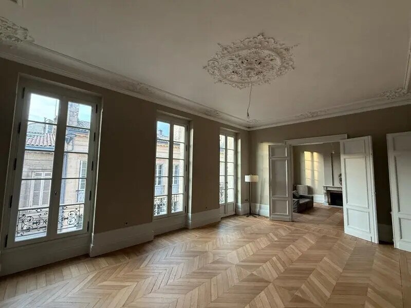 Office in Bordeaux for lease Interior Photo- Image 1 of 5