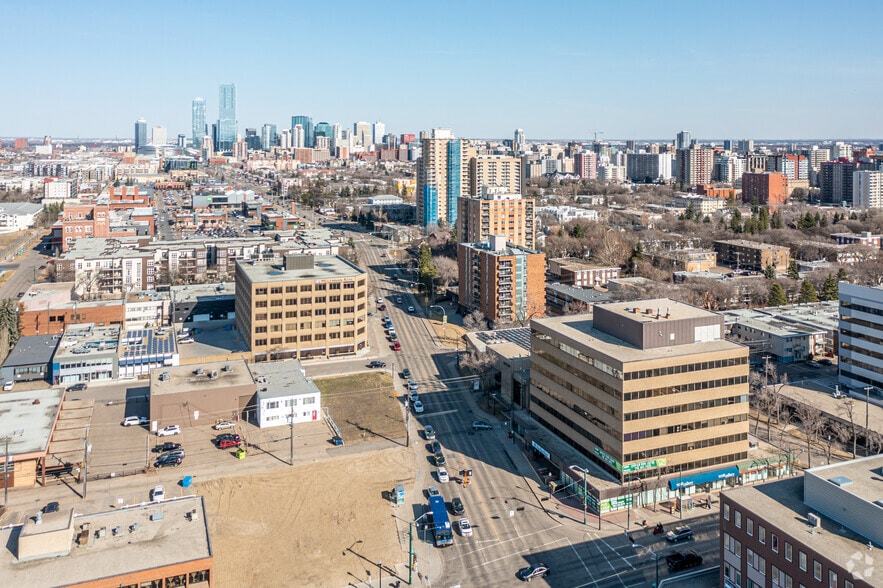 12323 Stony Plain Rd NW, Edmonton, AB à louer - Aérien - Image 2 de 13