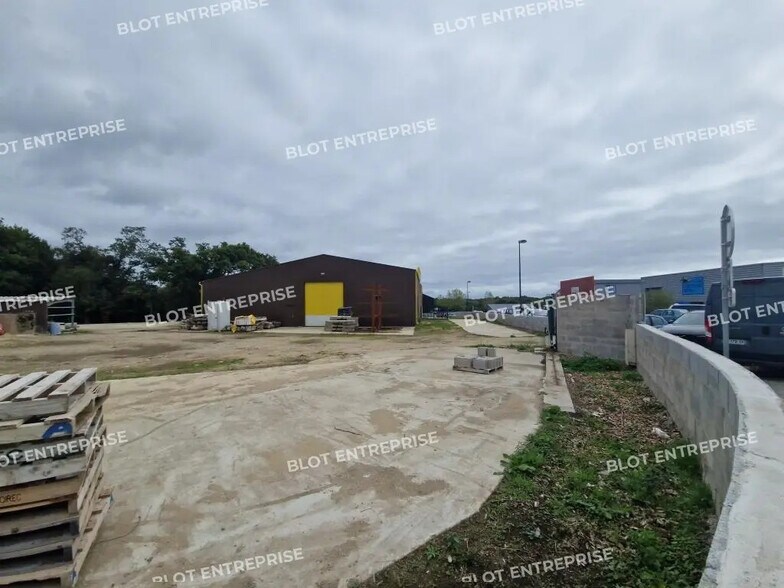 Office in Crach for lease - Building Photo - Image 1 of 5