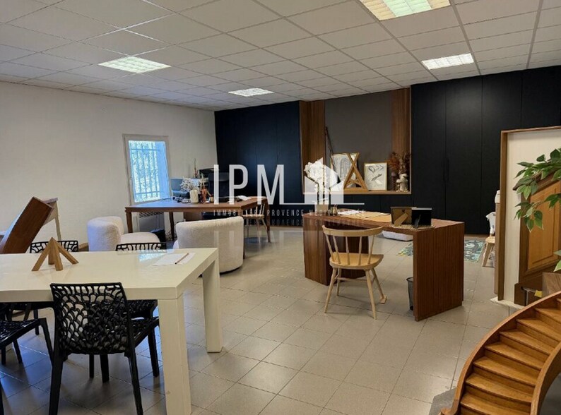 Flex dans Aubagne à louer - Photo du bâtiment - Image 2 de 4