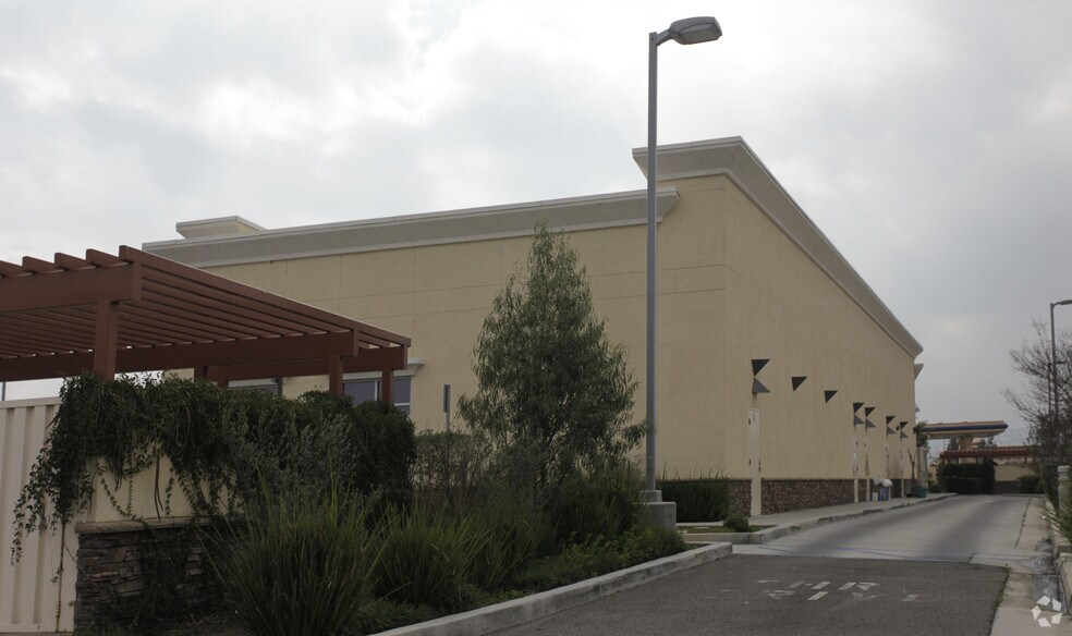 15390 Fairfield Ranch Rd, Chino Hills, CA à louer - Photo du bâtiment - Image 2 de 3