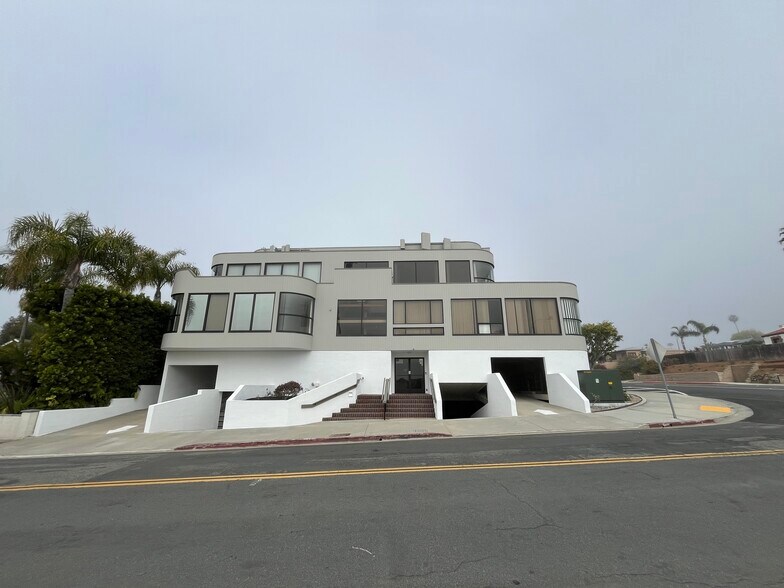 105 Crescent Bay Dr, Laguna Beach, CA à louer - Photo du bâtiment - Image 1 de 12