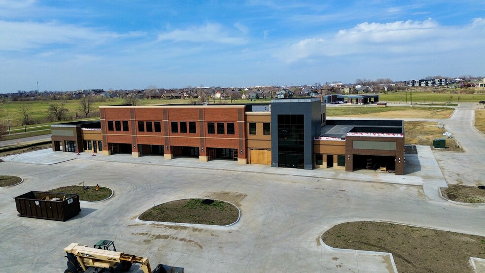 2295 SW State St, Ankeny, IA à louer - Photo du bâtiment - Image 2 de 8