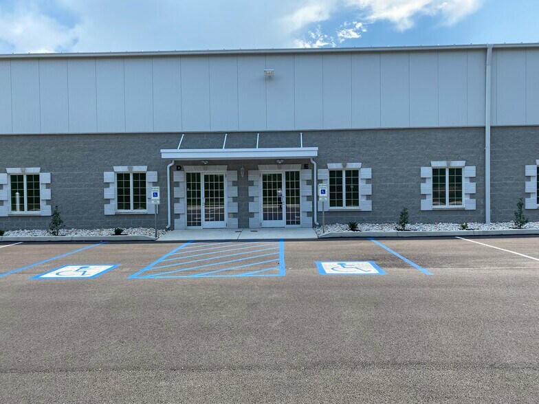 121 Bay Hill Dr, Latrobe, PA à louer - Photo du bâtiment - Image 2 de 6