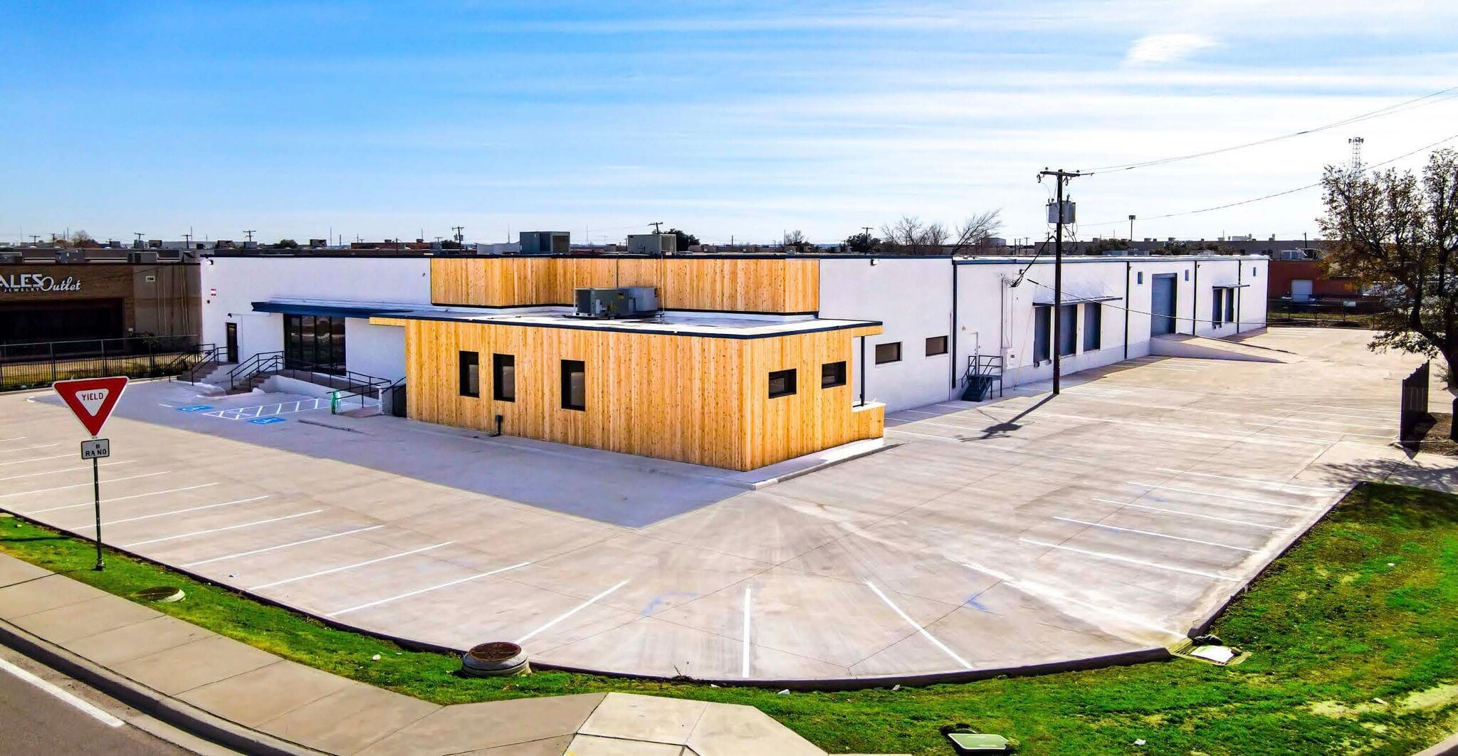 8811 John W Carpenter Fwy, Dallas, TX for lease Building Photo- Image 1 of 5