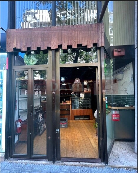 Retail in Barcelona, Barcelona for lease - Interior Photo - Image 2 of 5