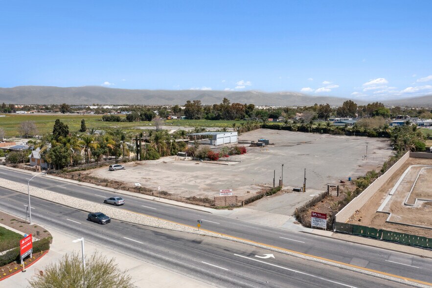 11205 Cedar Ave, Bloomington, CA à vendre - Photo du bâtiment - Image 3 de 9