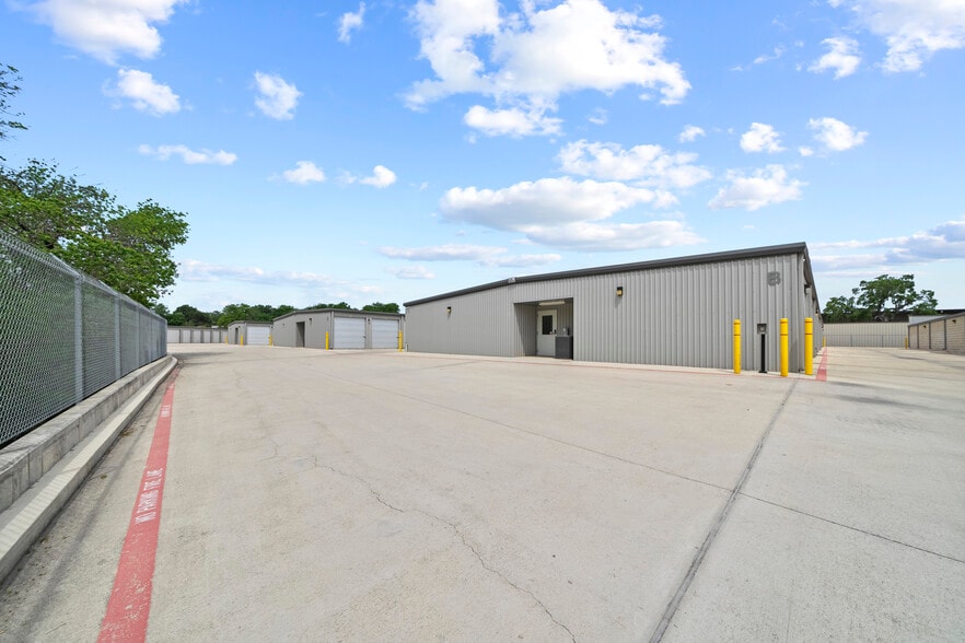 3674 Tx-337-loop, New Braunfels, TX à vendre - Photo du bâtiment - Image 2 de 6