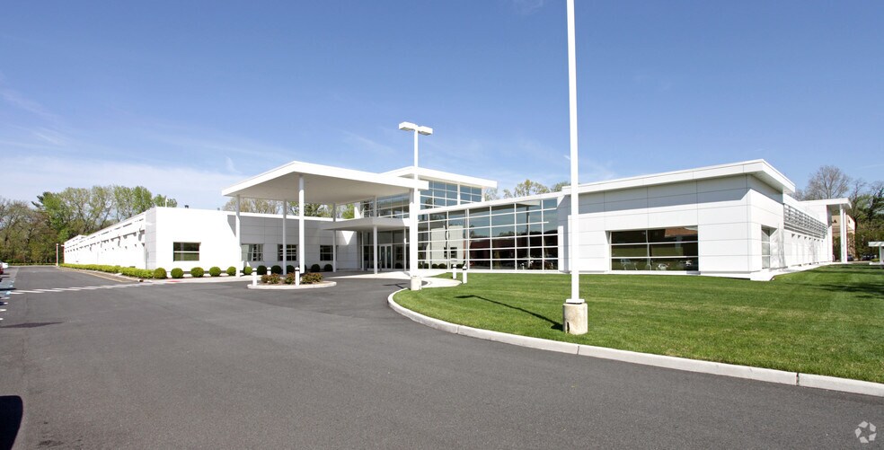 37 W Century Rd, Paramus, NJ à louer - Photo du bâtiment - Image 2 de 9