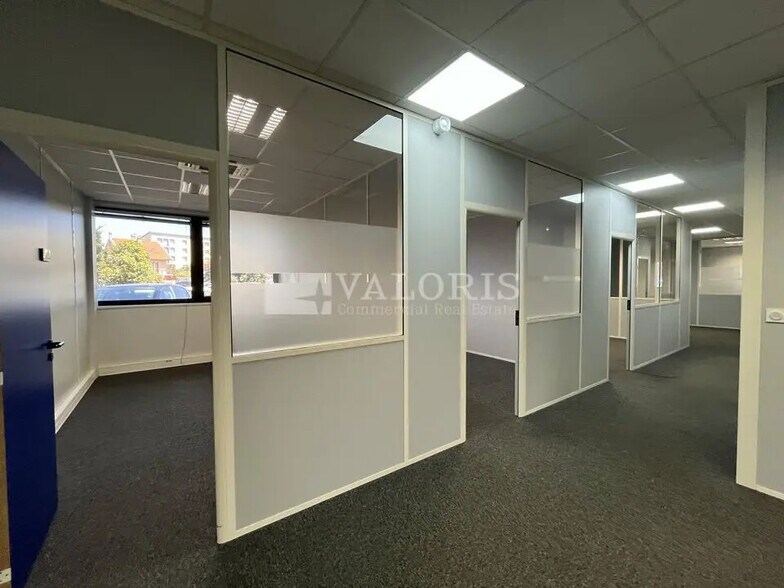 Bureau dans Villeurbanne à louer - Photo du bâtiment - Image 2 de 12
