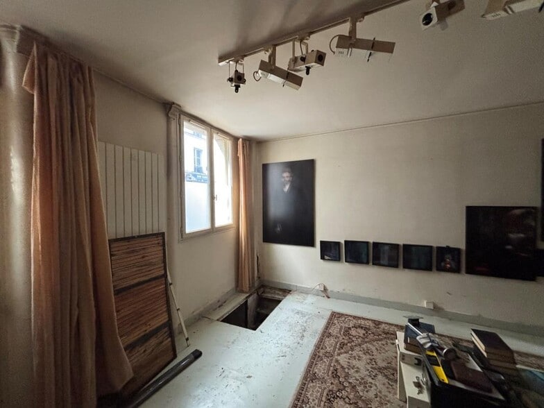 Retail in Paris for lease - Interior Photo - Image 2 of 7
