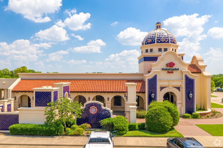 2010 N Hampton Rd, DeSoto, TX for lease - Building Photo - Image 3 of 9