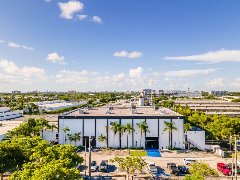 14901 NE 20th Ave, Miami, FL à louer - Photo du bâtiment - Image 2 de 6