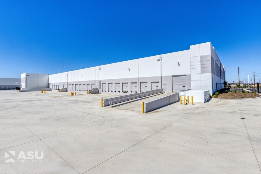 2204 Coffee Rd, Bakersfield, CA for lease - Building Photo - Image 2 of 18